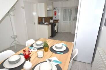 レジデンス Charming 5 Bed House In City Center And Car Park