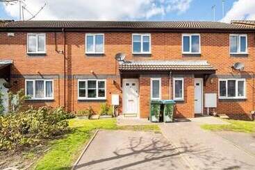 اقامتگاه Spacious 3 Bed House Garden Parking Wifi Smart Tv