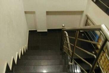 ホテル Oyo Flagship First Guest House