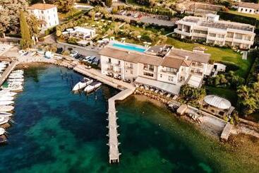 Bella Hotel & Restaurant With Private Dock For Mooring Boats