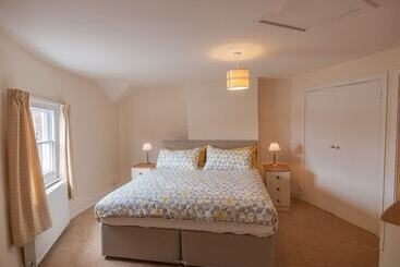 Town Centre Apartment Perfect Location With On Street Parking