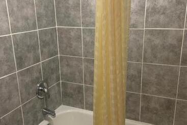 فندق على الطريق Relax Inn & Suites