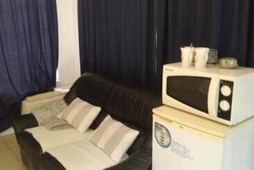 פנסיון Amethyst Suites