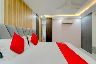 Oyo Flagship N S Hotel Banquet & Cafe