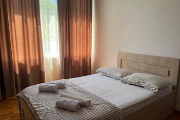 پانسیون Guest House Oasis   Tvishi