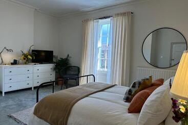 The Victoria Hotel,bar,bistro