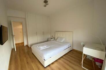 Пансион Bedrooms With Private Bathroom In Modern Guest House