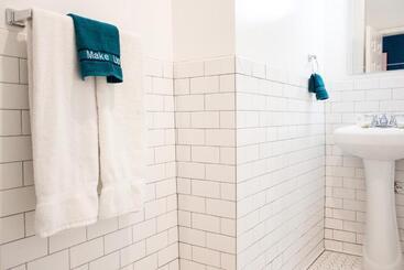 هتل 11th Avenue Hostel