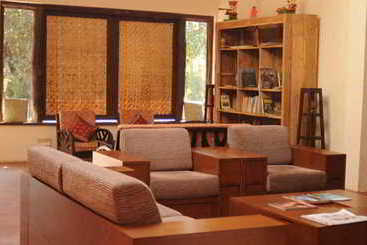 호텔 Welcomheritage Bandhavgarh Jungle Lodge