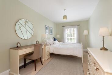 민박 Spectacular 2 Bedroom Apartment With Sunny Garden & Terrace