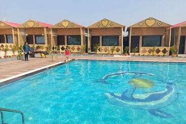 Отель Midwaay Resort