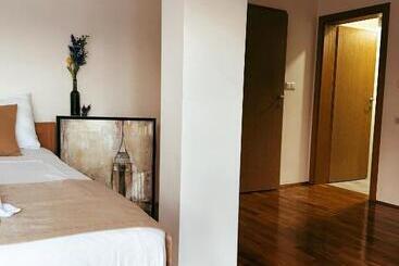 Magnus Aparthotel   Free Parking