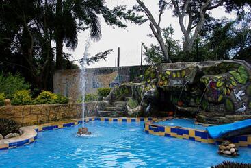 호텔 Casa Del árbol, Romántico, Piscina, En Chinauta, El Mejor Clima