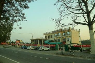 فندق Holiday Resort