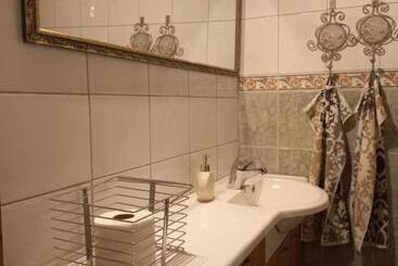 住宿加早餐  Punaisen Pihatorpan Kammarit