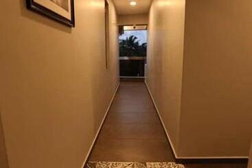 Отель The Oceanic Beach Front