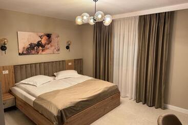 Pensiune Restaurant Pizzerie 2 Păuni