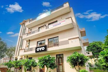Oyo Flagship Hotel Jagdambey Residency