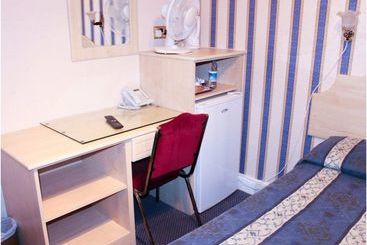 تختخواب و صبحانه Lampton Guest House