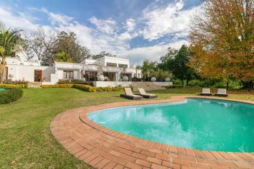 بيت ريفى Edenbrook Country Manor