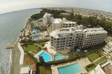 아파트호텔 Ermitage On The Beach