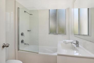 هتل The Bay Apartments Coolangatta