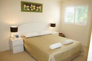 هتل The Bay Apartments Coolangatta