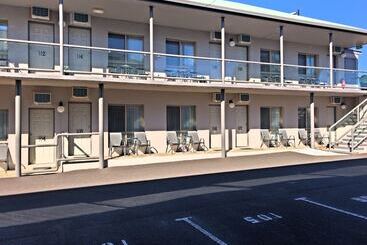 בית מלון כפרי New England Motor Inn