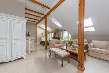 فندق Riviera Resort Airport Modlin