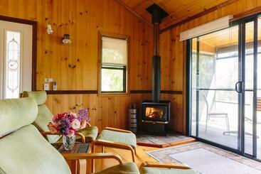 Отель Tuckeroo Cottages & Gardens