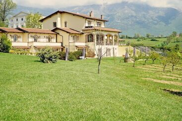 קוטג'' Relais Colle Buono