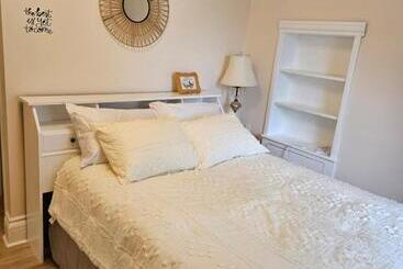 تختخواب و صبحانه Sunflower Guest Suites
