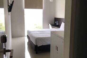 בית מלון כפרי Cendana Coliving Solo Baru