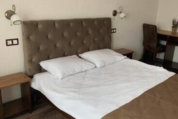 بنسيون Casa Leda