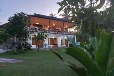 호스텔 Hollow Trees Surf Katiet Mentawai Surfing Barrels