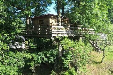 بنسيون Cabane Dans Les Arbres Avec Terrasse Et Coin Barbecue, Idéale Pour Des Séjours En Pleine Nature   Fr