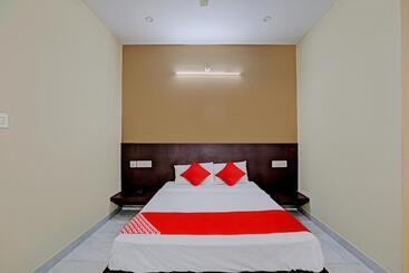 בית מלון כפרי Oyo Flagship Srk Palace