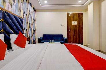 Oyo Flagship 81482 Hotel Rr