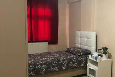 住宿加早餐  A Room Which Close To The Centre Of Istanbul , 10 Minutes To Metro