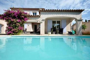 펜션 L Hacienda, Haut De Villa De Deux Chambres, Avec Salle De Bain Et Toilettes Wc Privative