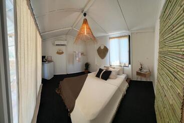 Bed and Breakfast Alpinia Houses&garden