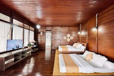 בית מלון כפרי Lazuardy Syariah Park And Villa