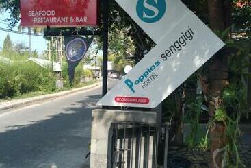 Poppies Senggigi Hostel