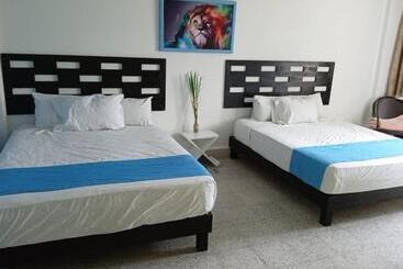 ホテル Chinelos Express