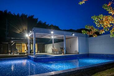 ريوكان Mezzo All Suite Villas