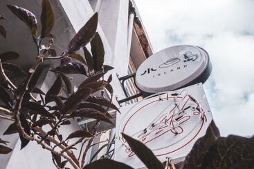 تختخواب و صبحانه Island House