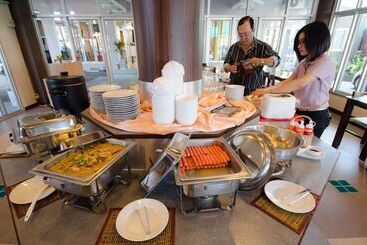 Отель Charoenchit House