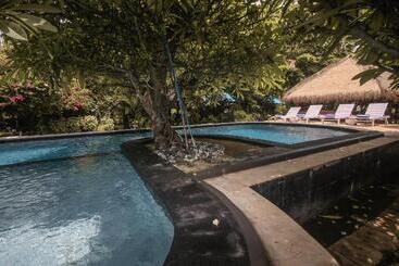 هتل Sejuk Cottages