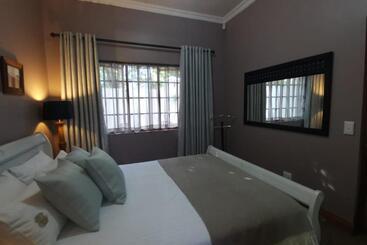 膳宿费 2 Leafed Doors