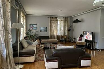 هاستل Ayla Green